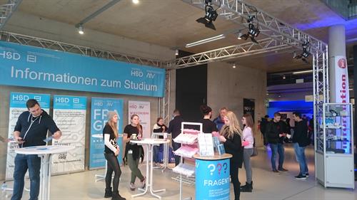 Informationen zum Studium erhielten die zahlreichen Besucherinnen und Besucher an vielen Ständen aus erster Hand der Lehrenden und Studierenden.